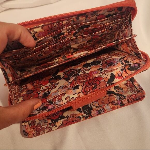 Vera Bradley RFID turn lock pink wallet like new - Picture 4 of 8